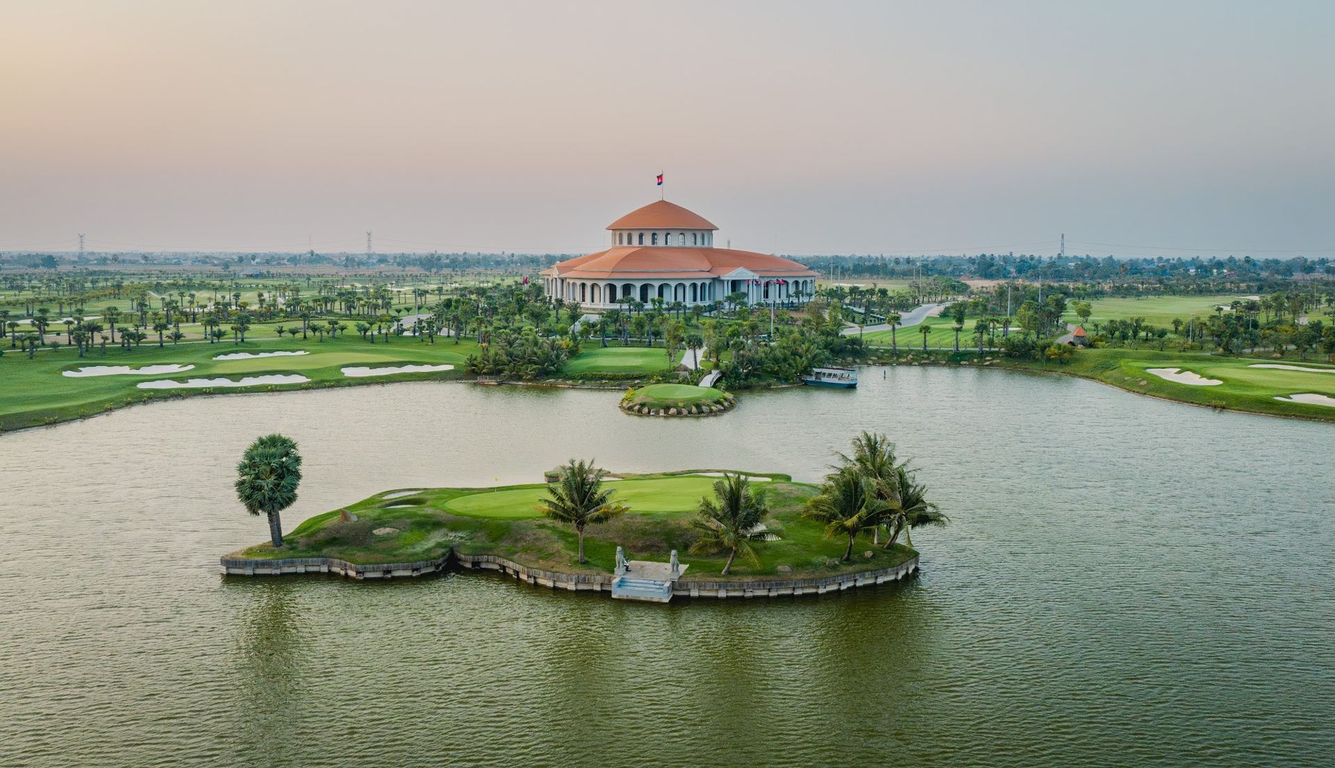 The island 19th hole in front of the clubhouse