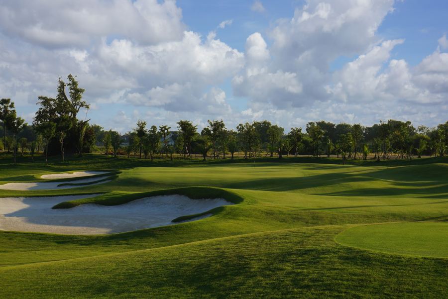 Lake Course green 17 bunkering