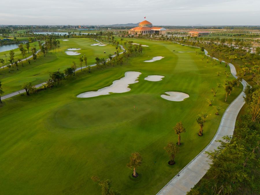 Lake Course hole 1 toward the clubhouse