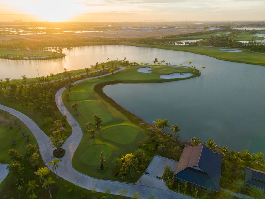 Lake Course hole 5 green wrapped by water