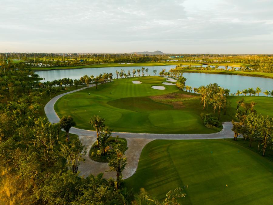 Lake Course hole 8 green